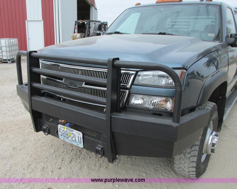 image for item J8717 2007 Chevrolet Silverado Classic 3500 Crew Cab flatbed pickup truck