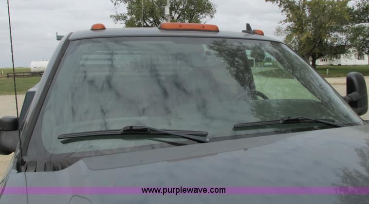 image for item J8717 2007 Chevrolet Silverado Classic 3500 Crew Cab flatbed pickup truck