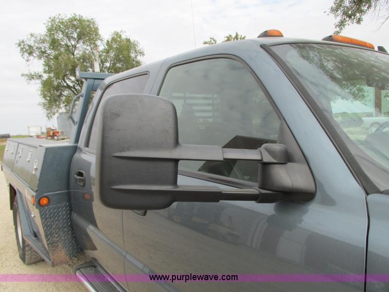 image for item J8717 2007 Chevrolet Silverado Classic 3500 Crew Cab flatbed pickup truck