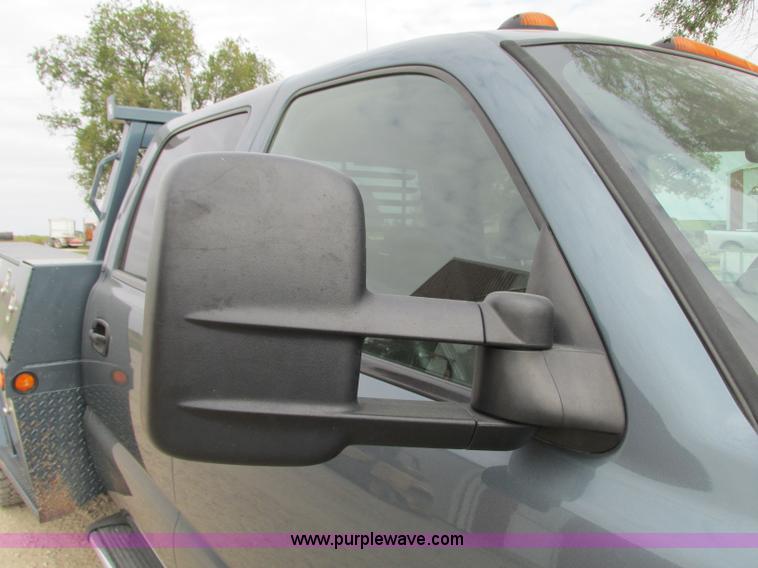 image for item J8717 2007 Chevrolet Silverado Classic 3500 Crew Cab flatbed pickup truck