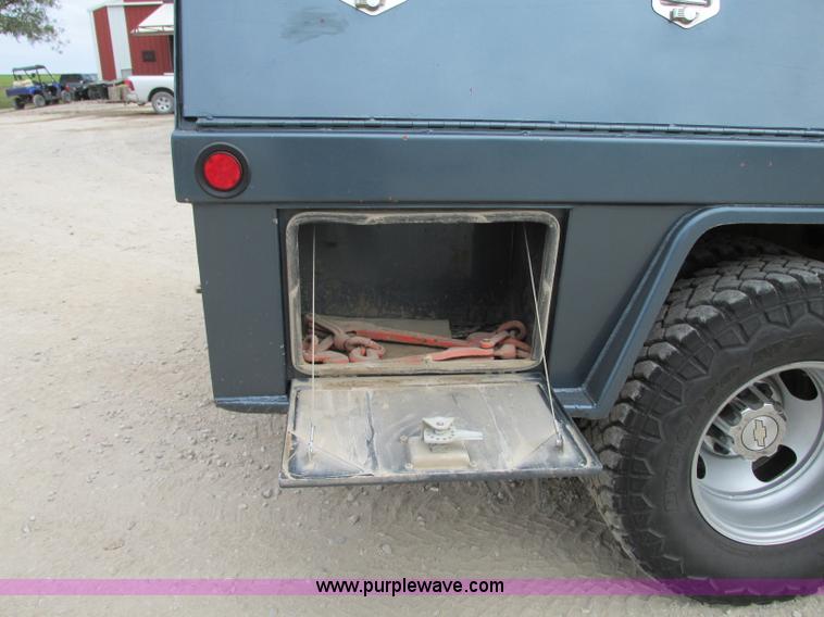 image for item J8717 2007 Chevrolet Silverado Classic 3500 Crew Cab flatbed pickup truck