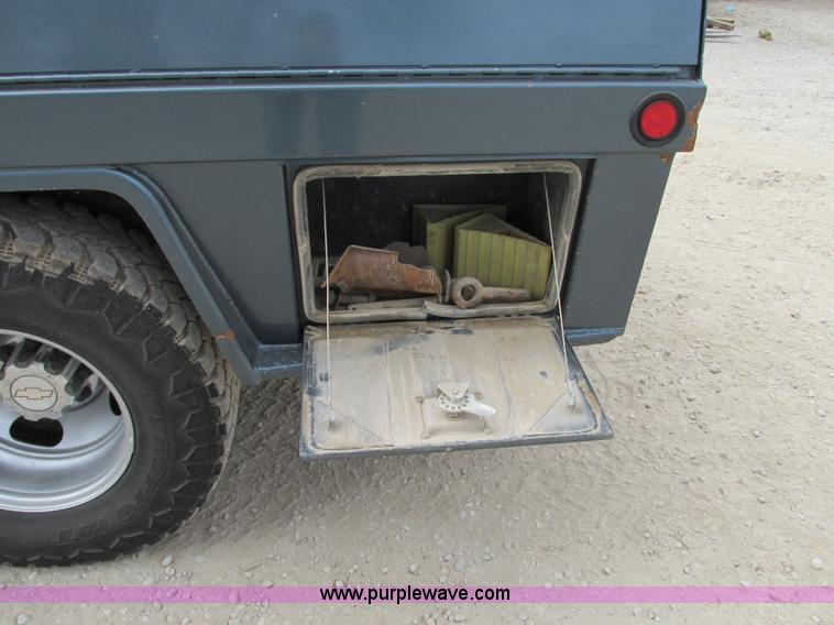 image for item J8717 2007 Chevrolet Silverado Classic 3500 Crew Cab flatbed pickup truck