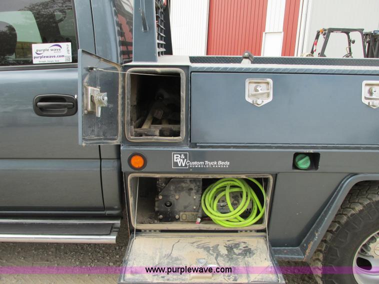 image for item J8717 2007 Chevrolet Silverado Classic 3500 Crew Cab flatbed pickup truck