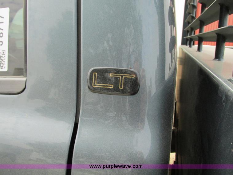 image for item J8717 2007 Chevrolet Silverado Classic 3500 Crew Cab flatbed pickup truck