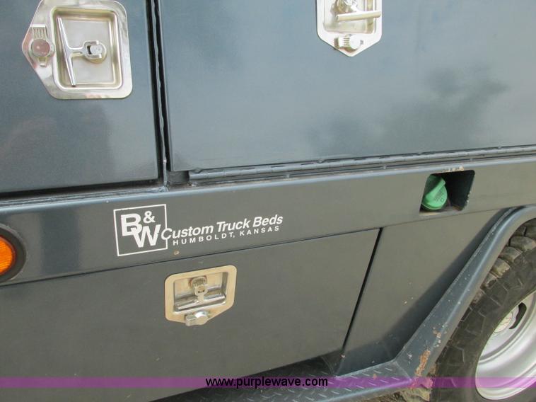 image for item J8717 2007 Chevrolet Silverado Classic 3500 Crew Cab flatbed pickup truck