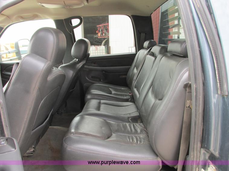 image for item J8717 2007 Chevrolet Silverado Classic 3500 Crew Cab flatbed pickup truck