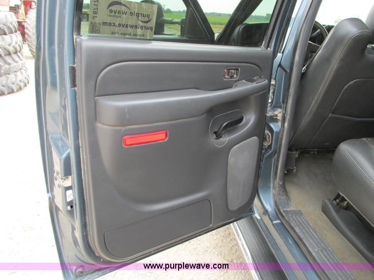 image for item J8717 2007 Chevrolet Silverado Classic 3500 Crew Cab flatbed pickup truck