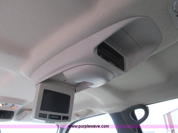 image for item J8717 2007 Chevrolet Silverado Classic 3500 Crew Cab flatbed pickup truck