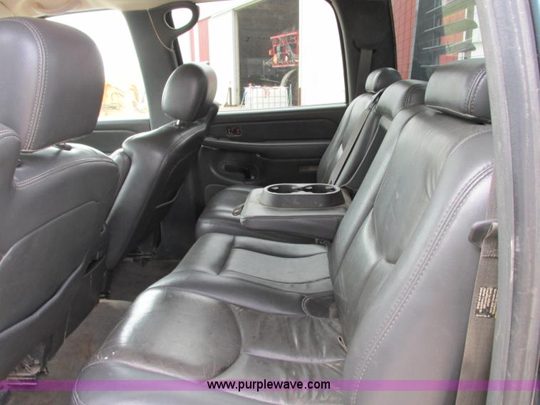 image for item J8717 2007 Chevrolet Silverado Classic 3500 Crew Cab flatbed pickup truck