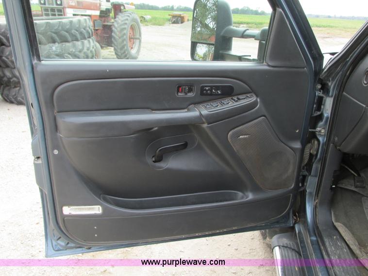 image for item J8717 2007 Chevrolet Silverado Classic 3500 Crew Cab flatbed pickup truck