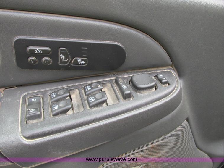 image for item J8717 2007 Chevrolet Silverado Classic 3500 Crew Cab flatbed pickup truck