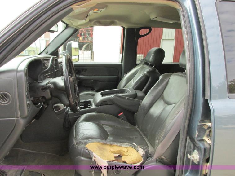 image for item J8717 2007 Chevrolet Silverado Classic 3500 Crew Cab flatbed pickup truck