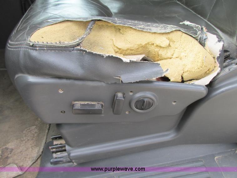 image for item J8717 2007 Chevrolet Silverado Classic 3500 Crew Cab flatbed pickup truck