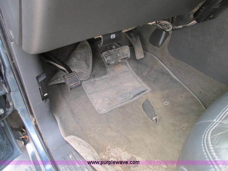 image for item J8717 2007 Chevrolet Silverado Classic 3500 Crew Cab flatbed pickup truck