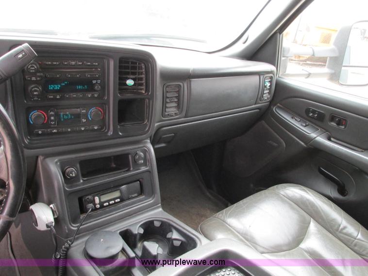 image for item J8717 2007 Chevrolet Silverado Classic 3500 Crew Cab flatbed pickup truck