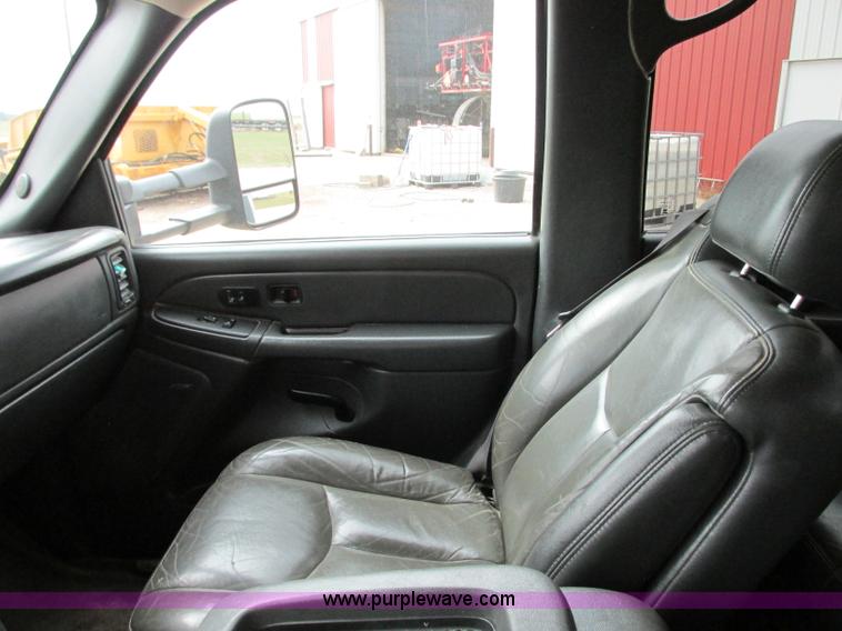 image for item J8717 2007 Chevrolet Silverado Classic 3500 Crew Cab flatbed pickup truck