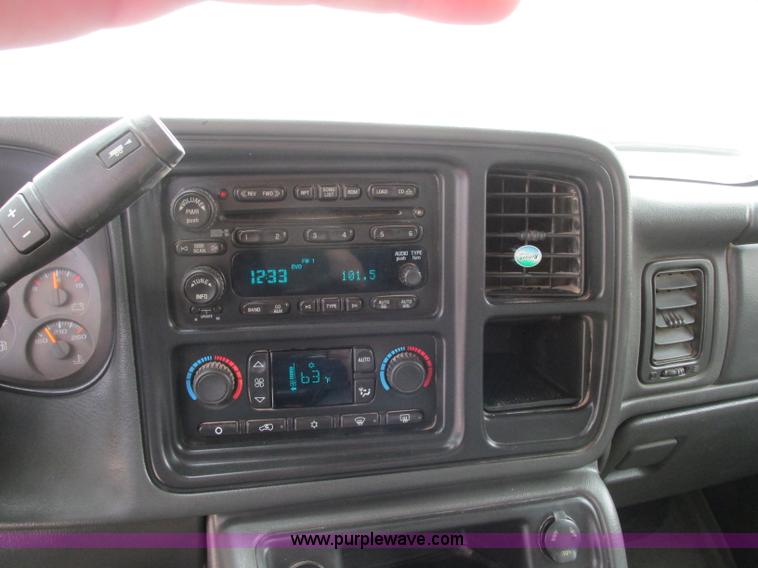 image for item J8717 2007 Chevrolet Silverado Classic 3500 Crew Cab flatbed pickup truck