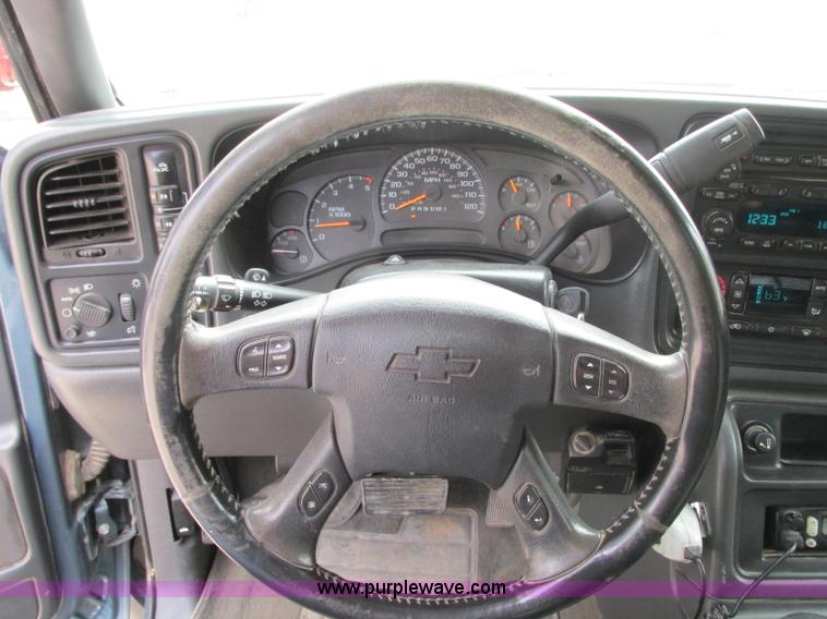 image for item J8717 2007 Chevrolet Silverado Classic 3500 Crew Cab flatbed pickup truck