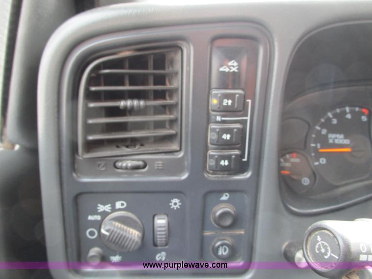 image for item J8717 2007 Chevrolet Silverado Classic 3500 Crew Cab flatbed pickup truck