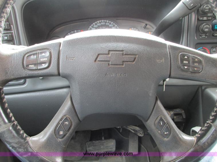 image for item J8717 2007 Chevrolet Silverado Classic 3500 Crew Cab flatbed pickup truck