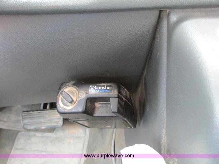 image for item J8717 2007 Chevrolet Silverado Classic 3500 Crew Cab flatbed pickup truck