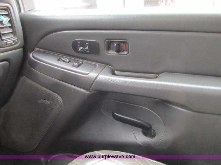 image for item J8717 2007 Chevrolet Silverado Classic 3500 Crew Cab flatbed pickup truck