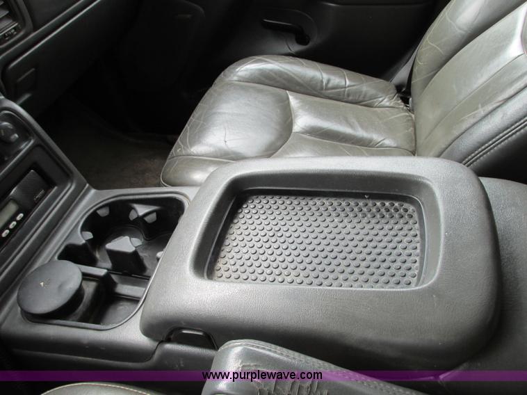 image for item J8717 2007 Chevrolet Silverado Classic 3500 Crew Cab flatbed pickup truck