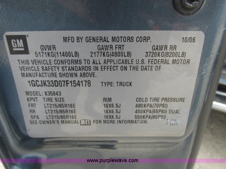 image for item J8717 2007 Chevrolet Silverado Classic 3500 Crew Cab flatbed pickup truck