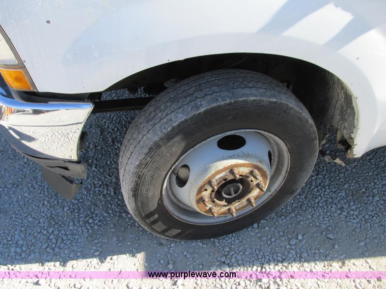 image for item J8746 2002 Ford F550 Super Duty XL bucket truck