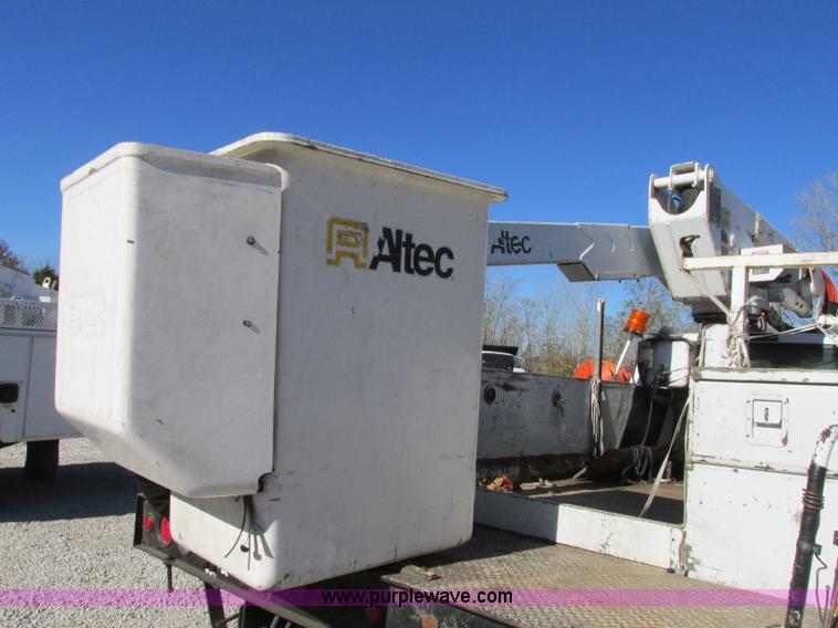 image for item J8746 2002 Ford F550 Super Duty XL bucket truck