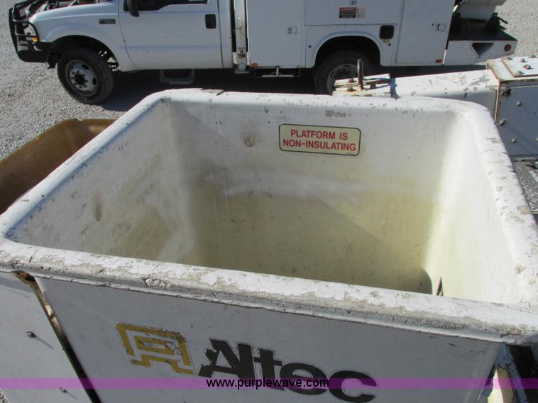 image for item J8746 2002 Ford F550 Super Duty XL bucket truck