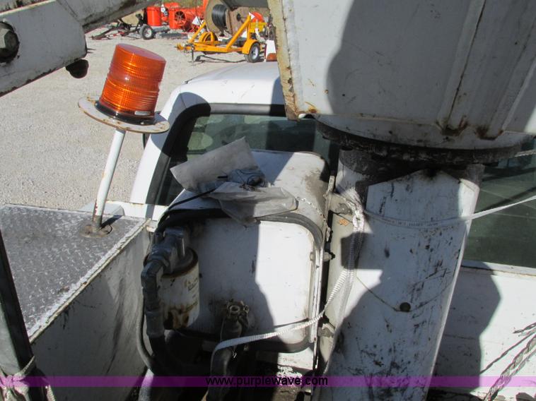 image for item J8746 2002 Ford F550 Super Duty XL bucket truck