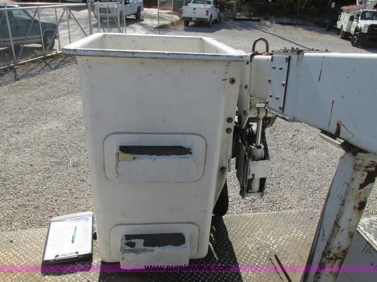 image for item J8746 2002 Ford F550 Super Duty XL bucket truck