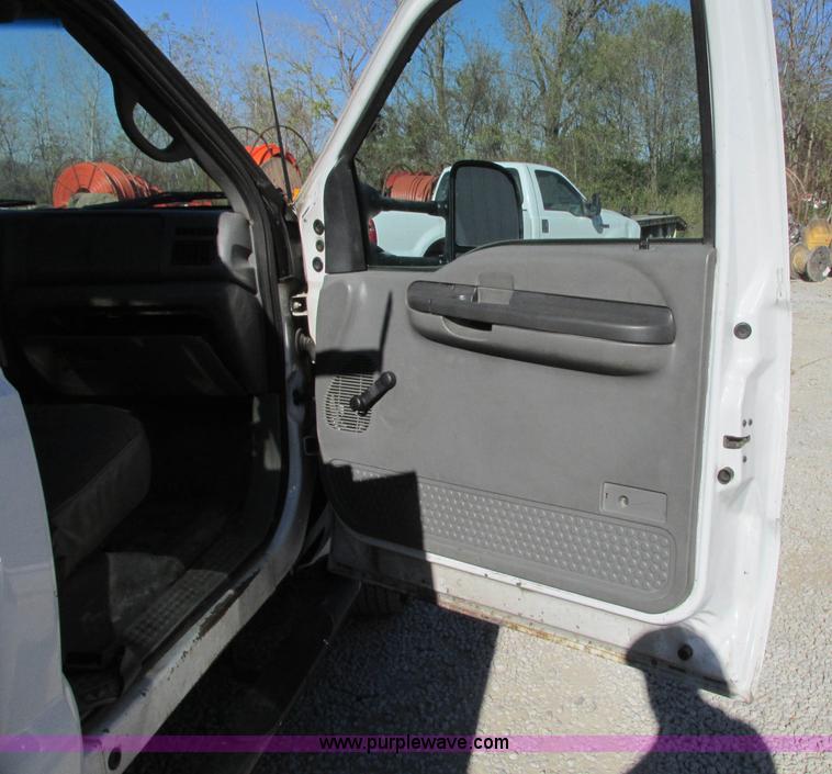 image for item J8746 2002 Ford F550 Super Duty XL bucket truck