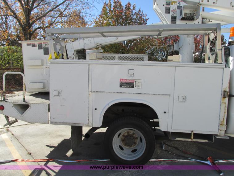 image for item J8747 2003 Ford F550 Super Duty XL bucket truck