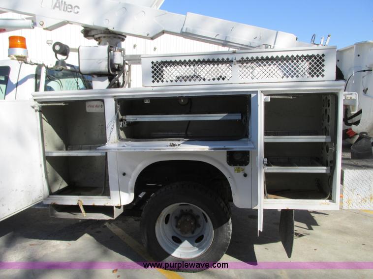 image for item J8747 2003 Ford F550 Super Duty XL bucket truck