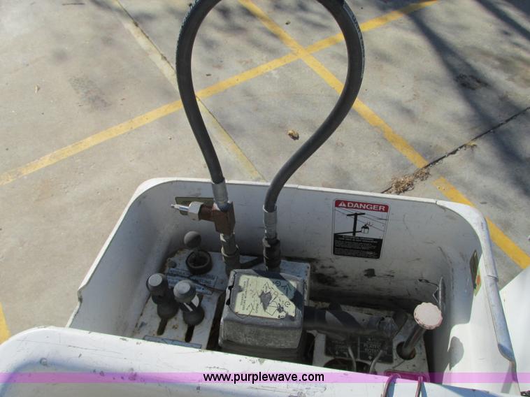 image for item J8747 2003 Ford F550 Super Duty XL bucket truck