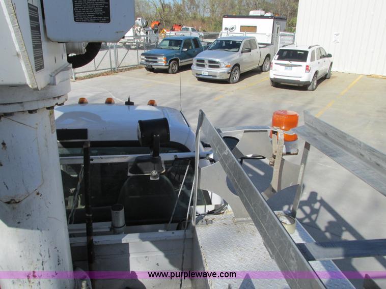 image for item J8747 2003 Ford F550 Super Duty XL bucket truck