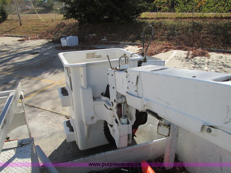 image for item J8747 2003 Ford F550 Super Duty XL bucket truck