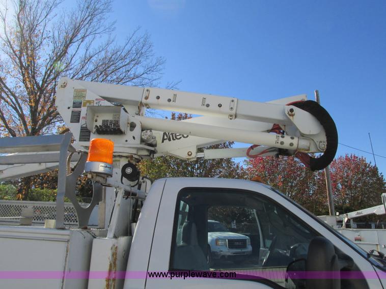 image for item J8747 2003 Ford F550 Super Duty XL bucket truck
