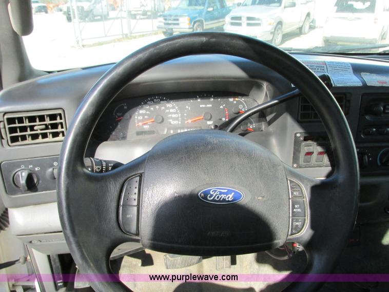 image for item J8747 2003 Ford F550 Super Duty XL bucket truck