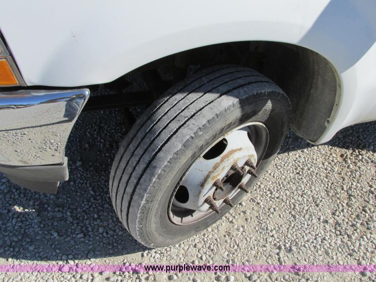 image for item J8748 2003 Ford F450 Super Duty XL bucket truck