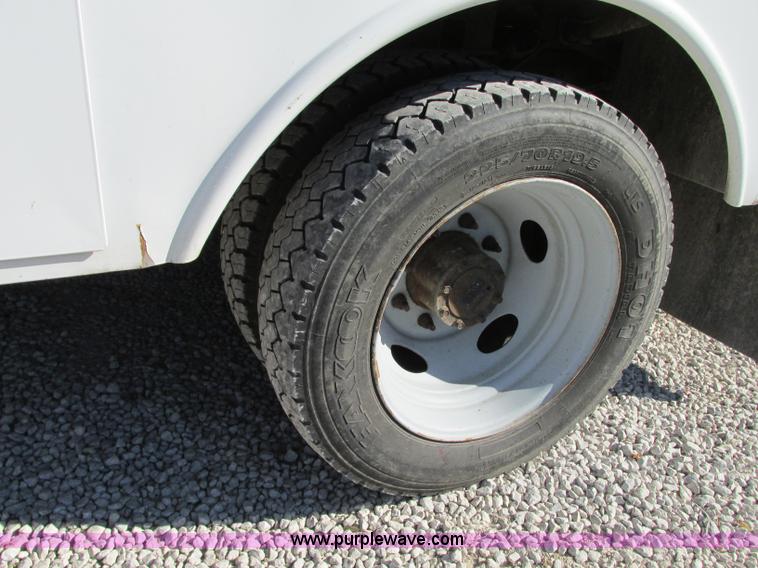 image for item J8748 2003 Ford F450 Super Duty XL bucket truck