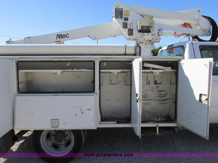image for item J8748 2003 Ford F450 Super Duty XL bucket truck
