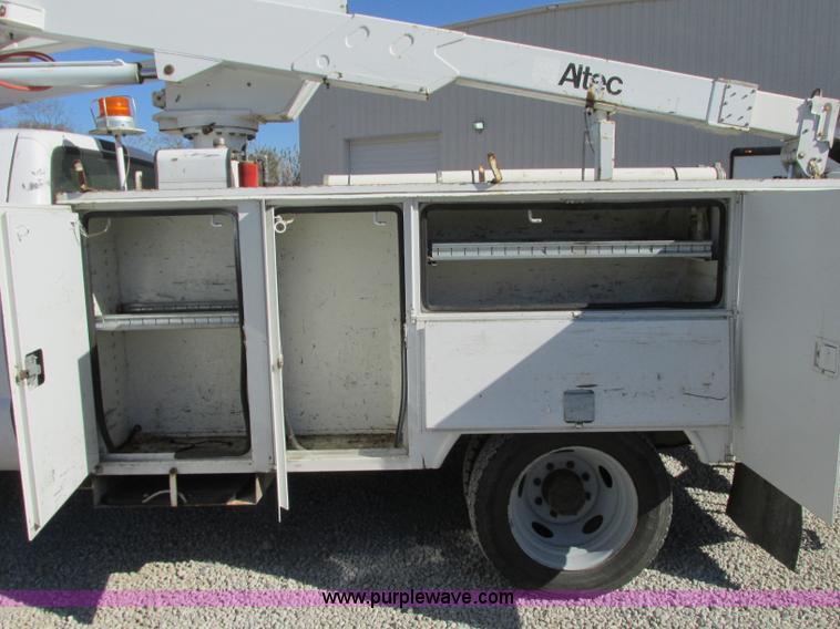 image for item J8748 2003 Ford F450 Super Duty XL bucket truck