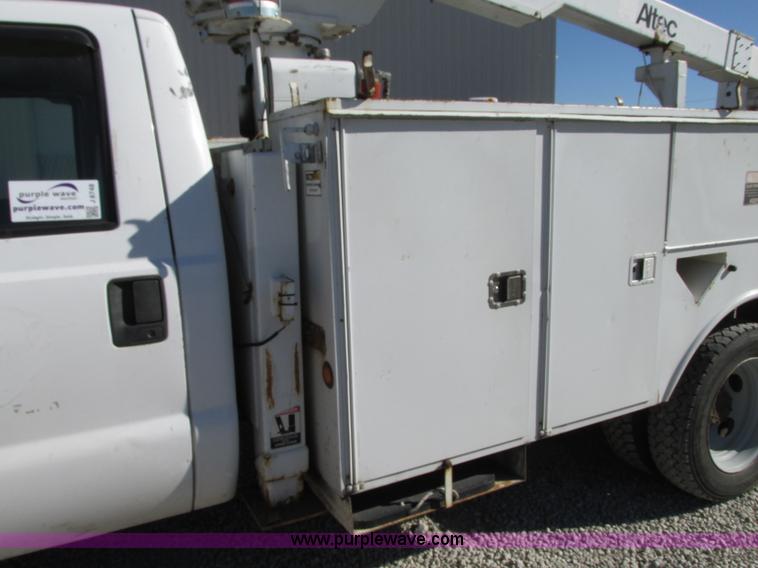 image for item J8748 2003 Ford F450 Super Duty XL bucket truck