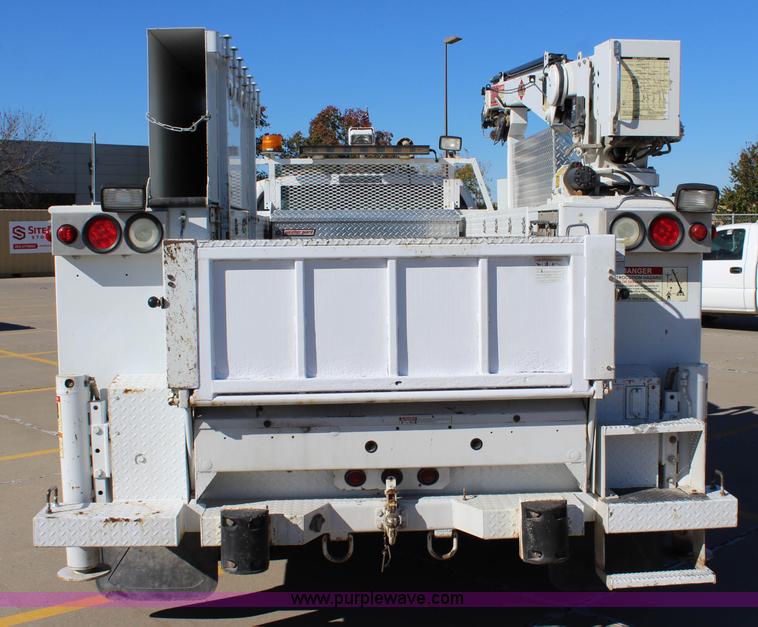 image for item L2385 2007 Ford F550 utility truck with crane