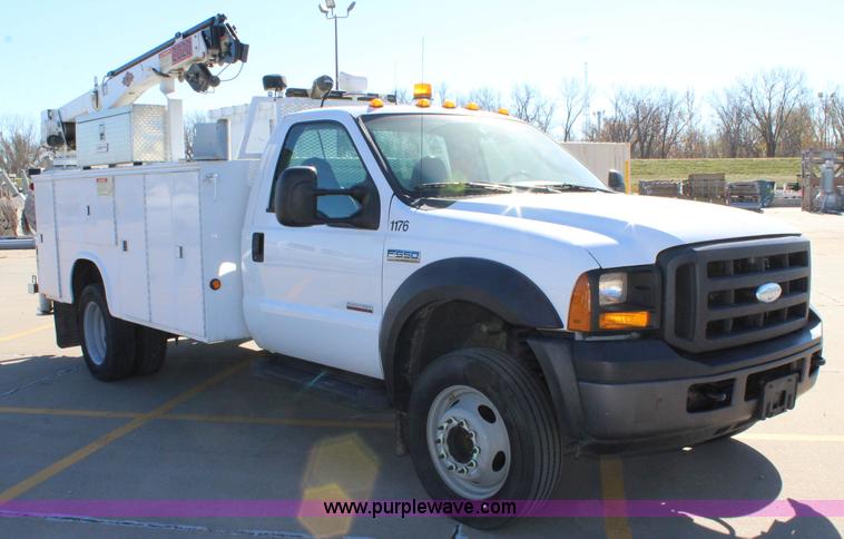 image for item L2385 2007 Ford F550 utility truck with crane