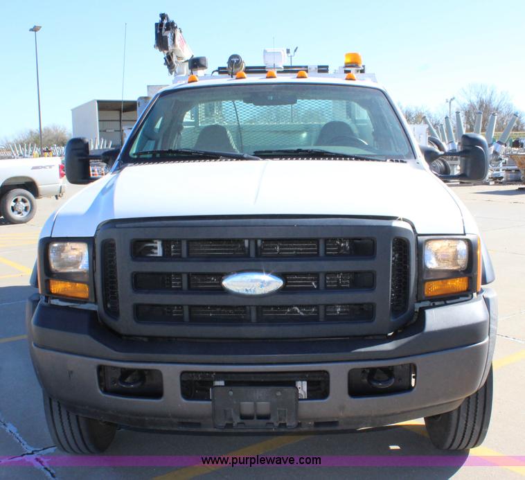 image for item L2385 2007 Ford F550 utility truck with crane