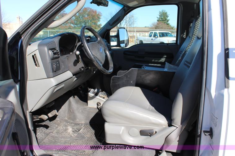 image for item L2385 2007 Ford F550 utility truck with crane